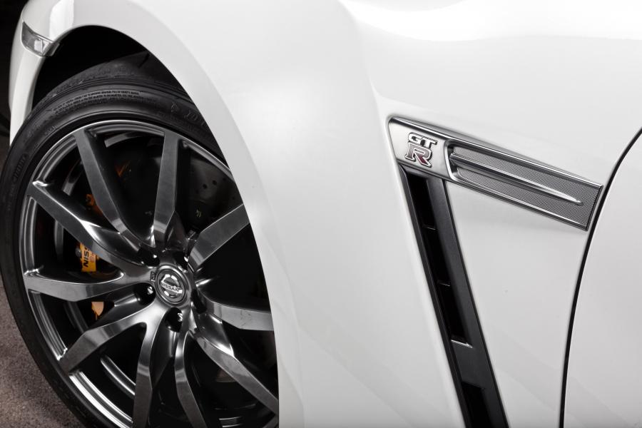  Nissan GT-R 2011 года  (фото 15 из 87)